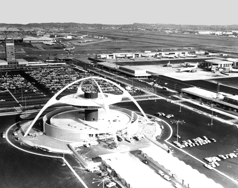 Los Angeles LAX 1960 Theme Building wm.jpg